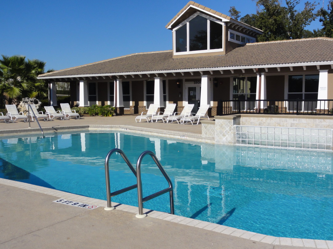 apartment with a pool in tallahassee